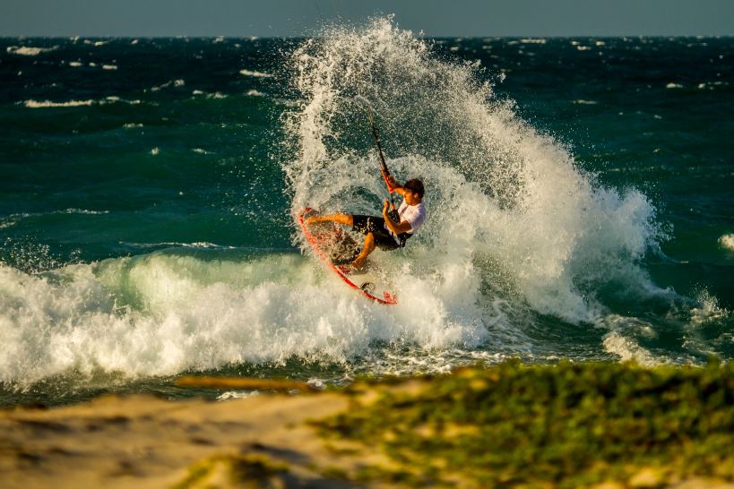 What's the Difference Between Kiteboarding and Kitesurfing?