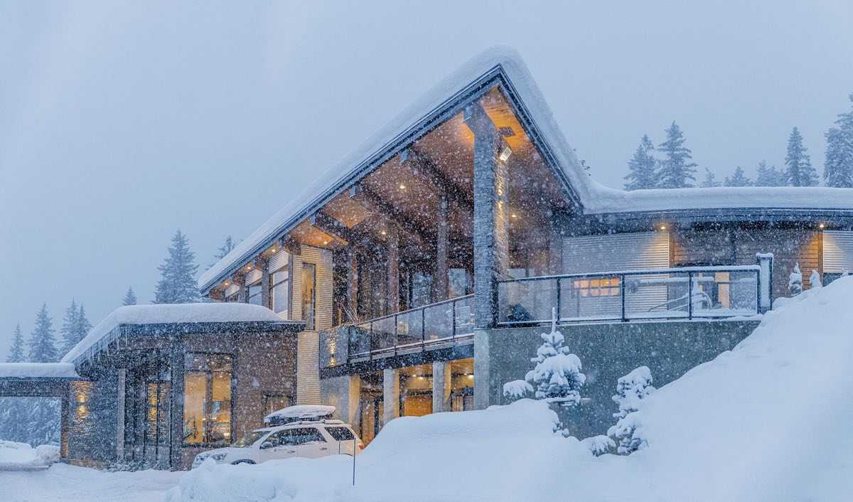 All-Inclusive Unlimited Vertical Heliskiing Lodge Package